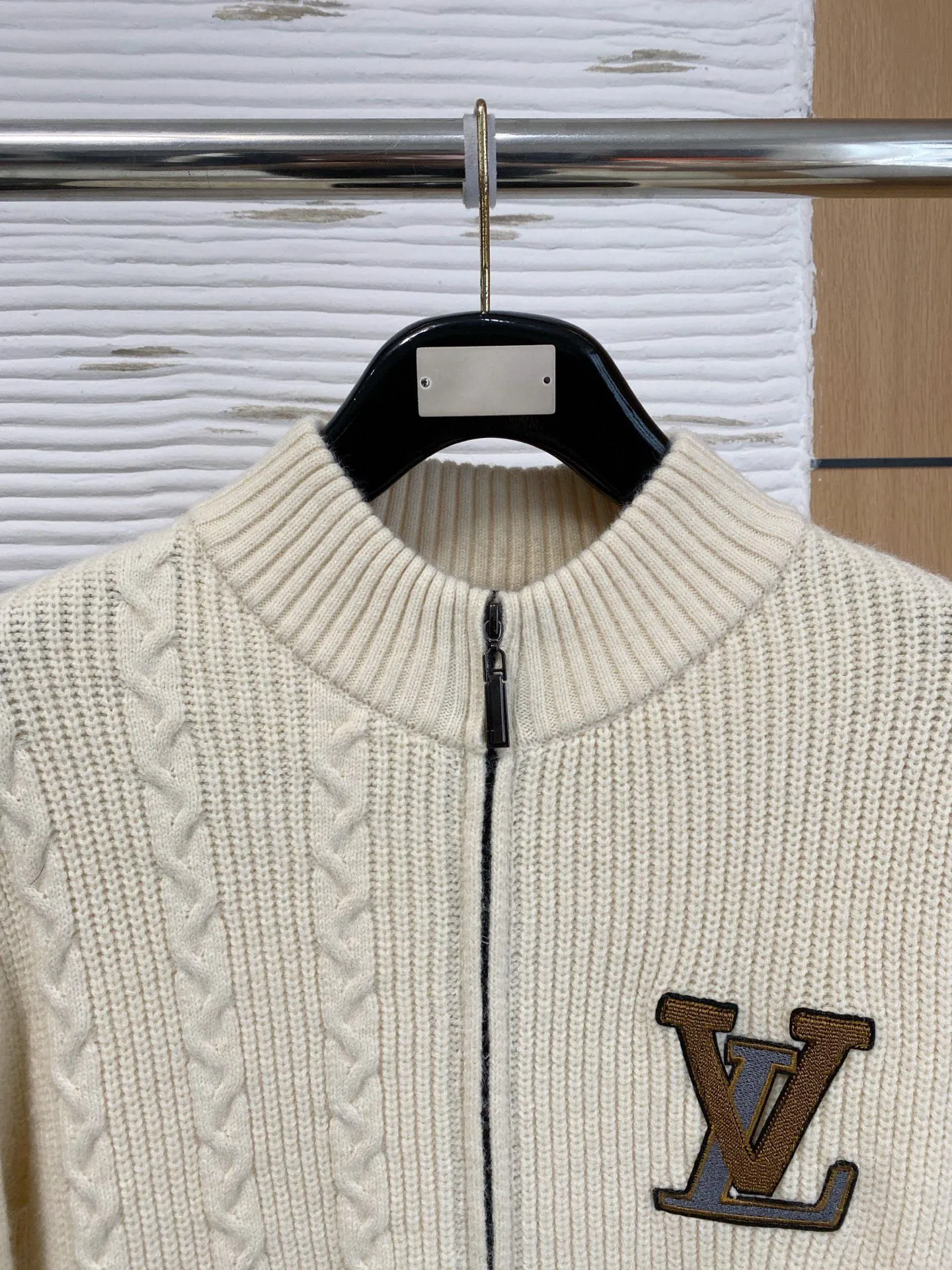 🅿️540 【LV Louis Vuitton】Autumn and winter classic cardigan sweater, in full condition! ! ! Wool blended fabric, the latest model in 2025, golden ratio! ! Slim-fitting soft gold, versatile and practical item, the combination and practicality are extremely powerful, simple and elegant, and classy! To create your own style, it is highly recommended to buy it in two colors. The standard slim fit tailoring process is suitable for both young and old men. It is knitted from wool and will not cause any discomfort! While keeping warm, it is stylish, textured and wearable, and the classic logo with contrasting colors on the chest feels in place! ! Recommended for regular customers! ! Size M-3XL (maximum wear: 190 pounds)